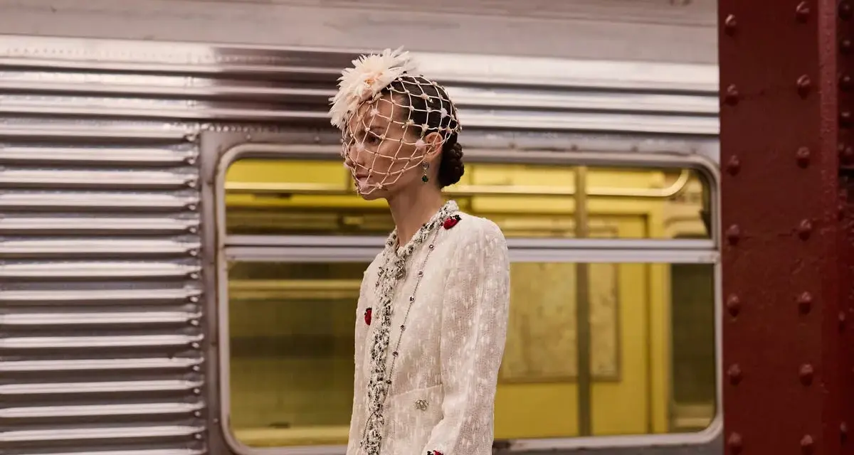 Eleganza in stile coco chanel anni 20, con velo e perle, in attesa del treno.