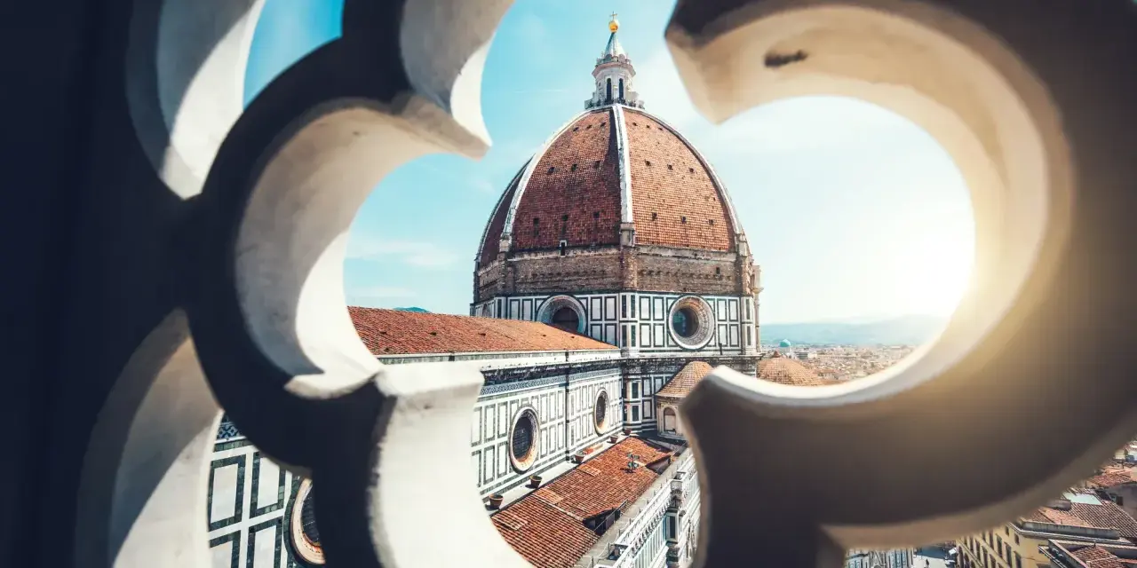 La Cupola del Brunelleschi domina Firenze. Per scoprire come muoversi a Firenze, goditi la vista da qui!