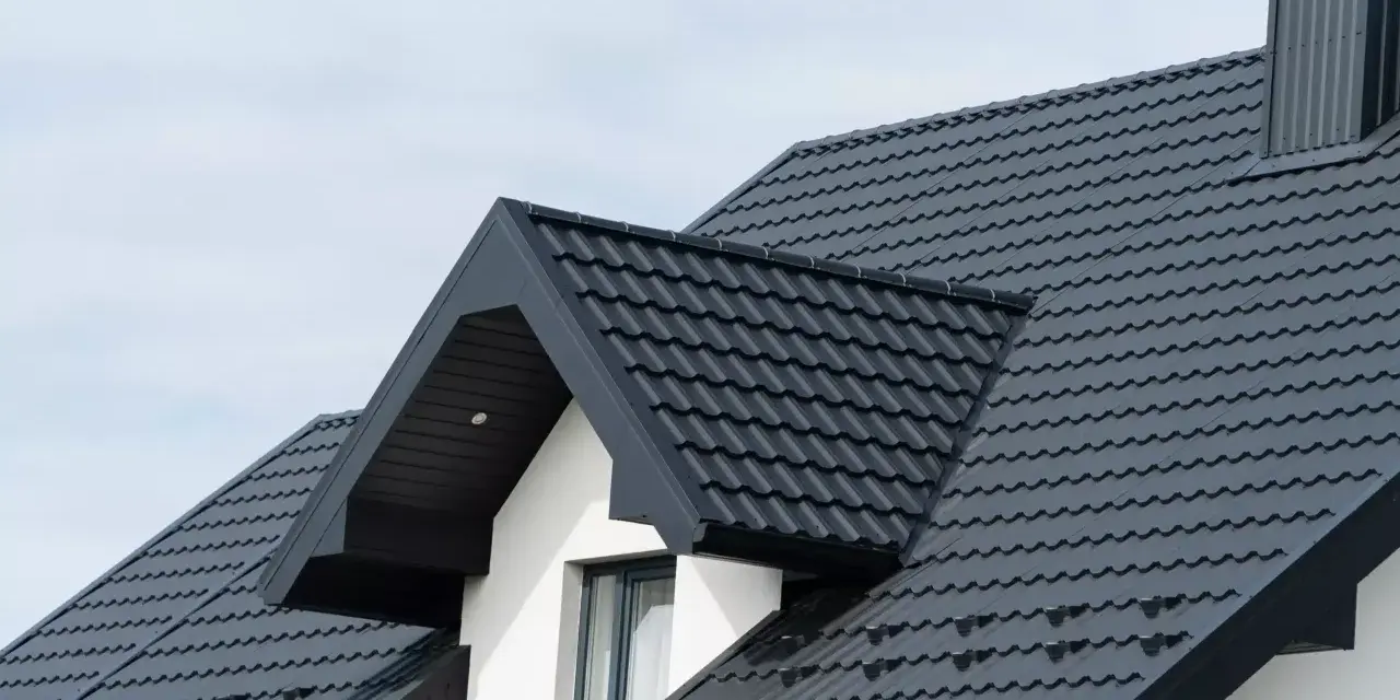Nowy, ciemnoszary dach z blachodachówki. Zastanawiasz się nad ceną robocizny dachu za m2?