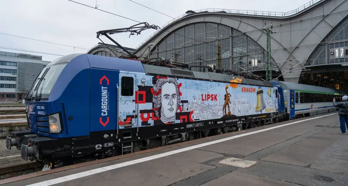 Lokomotywa Eurocity z wizerunkiem Chopina i panoramami miast: Lipsk, Kraków, Przemyśl.
