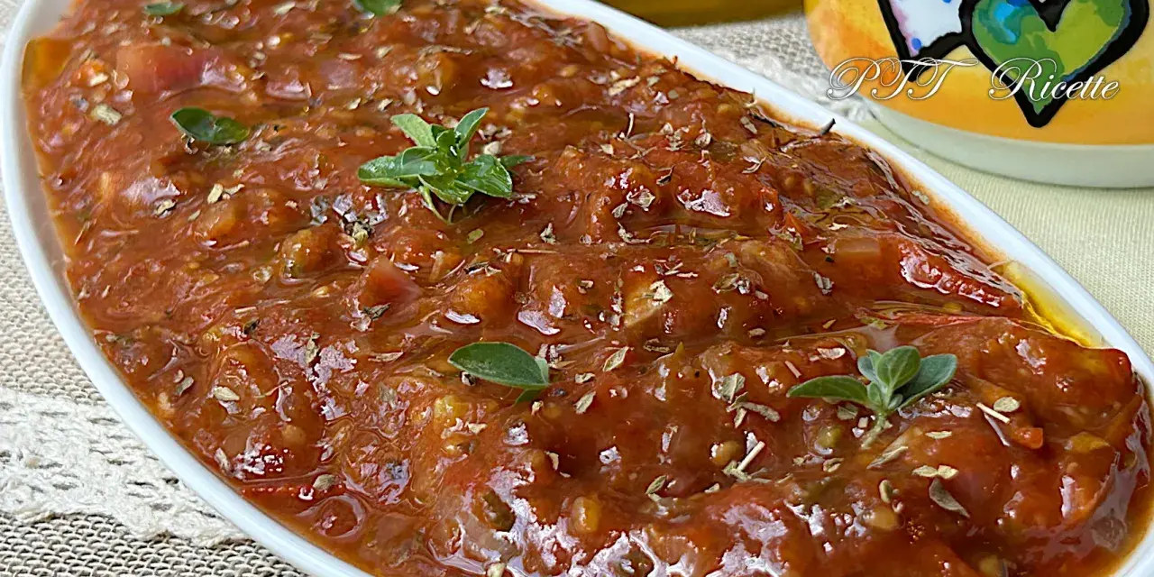 Sugo con pomodorini freschi, profumato con erbe aromatiche, pronto per condire la pasta.