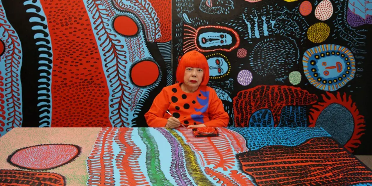 Yayoi Kusama jeune, entourée de ses œuvres psychédéliques vibrantes, peignant avec une concentration intense.