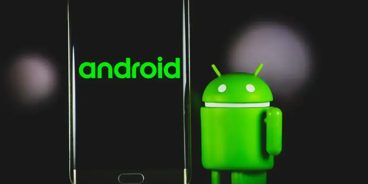 Zielony robot Android obok telefonu z logo Android 13.