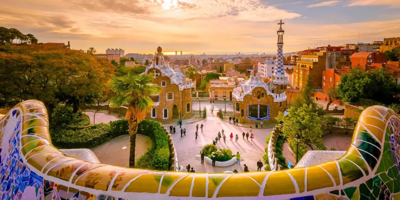 Kolorowy park Güell w Barcelonie, jednym z najpiękniejszych miast w Hiszpanii, zachwyca mozaikową ławką i bajkowymi budynkami.