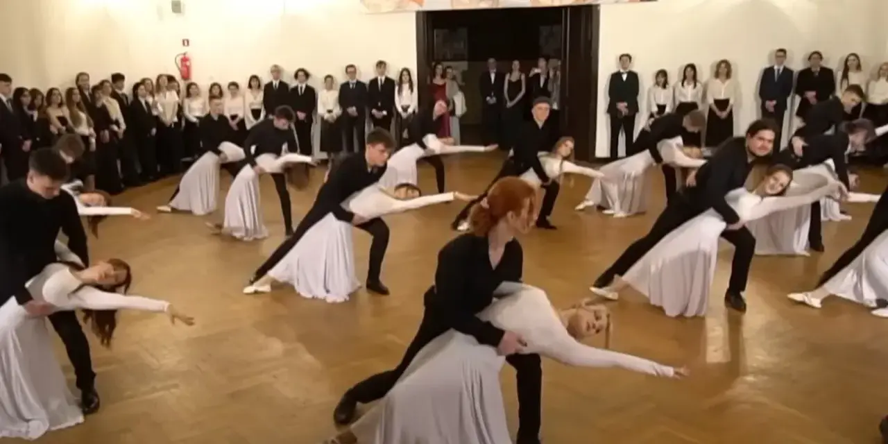 Uczniowie w strojach wieczorowych tańczą poloneza na studniówce. To piękny początek ich maturalnej historii.