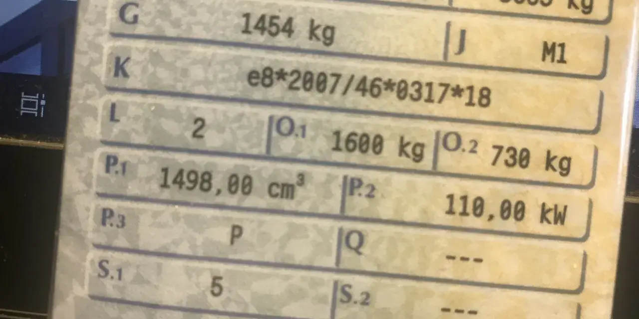 Dane z dowodu rejestracyjnego: masa własna 1454 kg, dopuszczalna masa całkowita 3665 kg.
