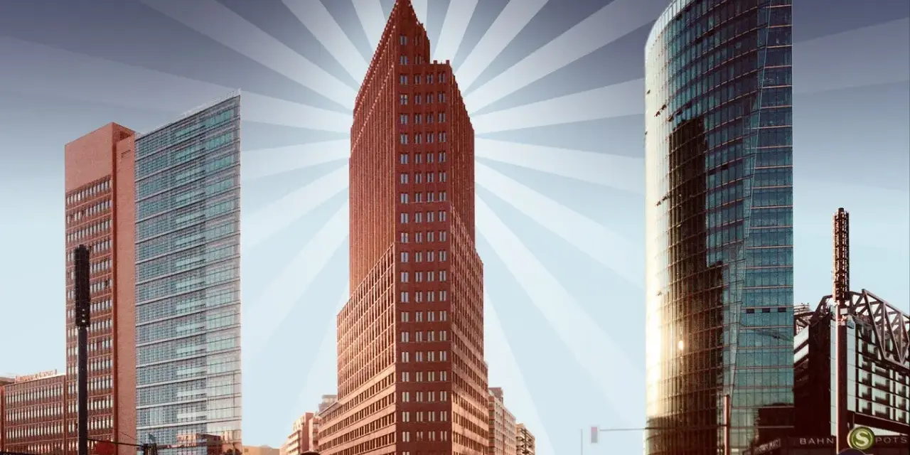 Moderne Hochhäuser am Potsdamer Platz, Berlin. Ein roter Backsteinturm und ein gläserner Turm ragen in den Himmel. Ein toller Panoramapunkt Berlin.