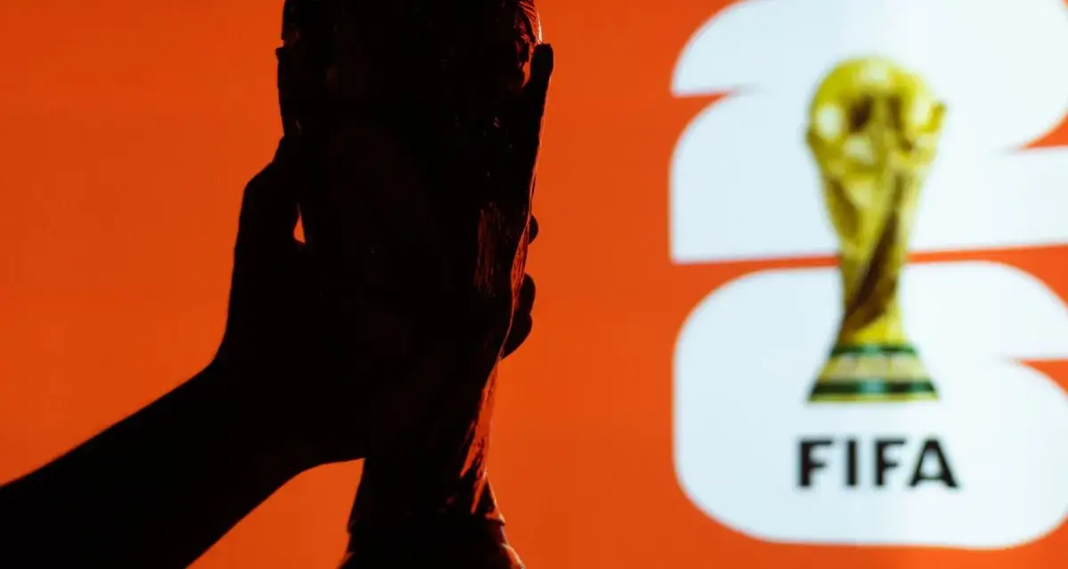 Silueta de mano sosteniendo el trofeo de la Copa Mundial de la FIFA. La pregunta es: cada cuanto es el mundial.