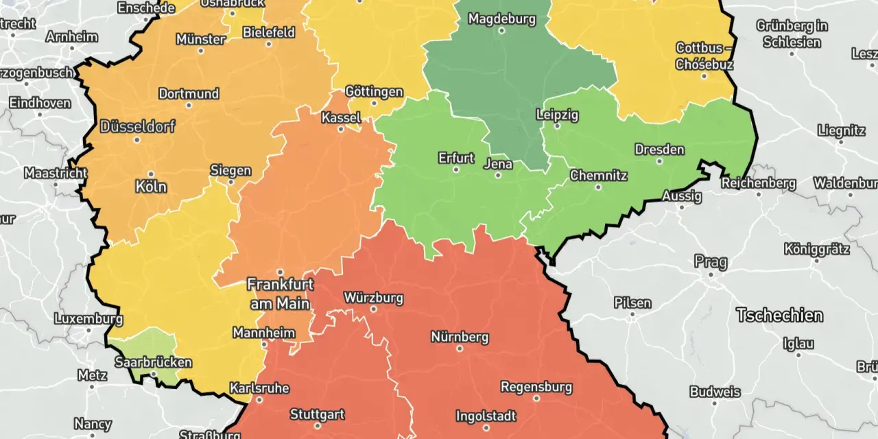 Deutschlandkarte mit farbigen Regionen, die den mietpreis pro qm anzeigen. Orange, gelb und grün markieren unterschiedliche Preisniveaus.