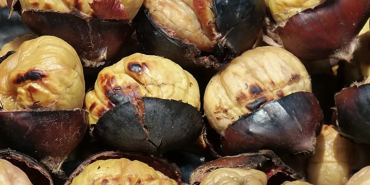 Castañas asadas en freidora de aire, con la piel oscura y la pulpa dorada y tierna. ¡Un placer otoñal!