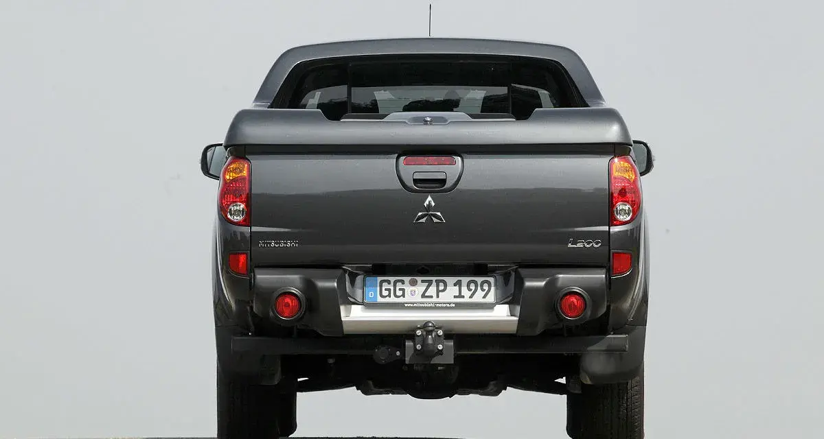 Heckansicht eines grauen Mitsubishi L200 Pickups. Bekannte mitsubishi l200 schwachstellen sind hier nicht sichtbar.