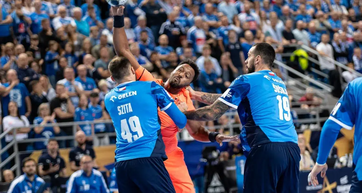 Piłkarze ręczni Wisły Płock walczą o piłkę z zawodnikiem w pomarańczowej koszulce. Emocje jak w meczu z Barceloną!