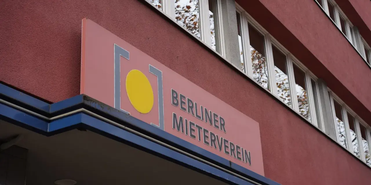 Schild des Berliner Mietervereins. Die Frage, welcher Mieterverein ist der beste, wird hier vielleicht beantwortet.