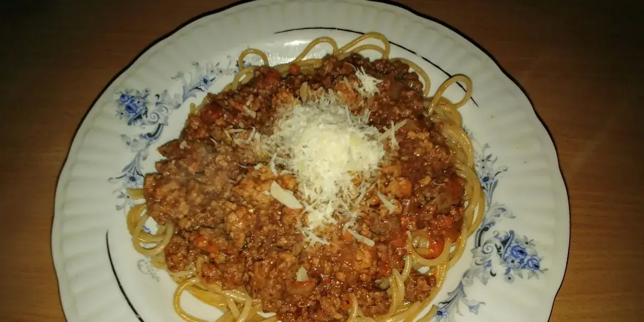Spaghetti bolognese z winem – przepis na wyjątkowy sos do makaronu