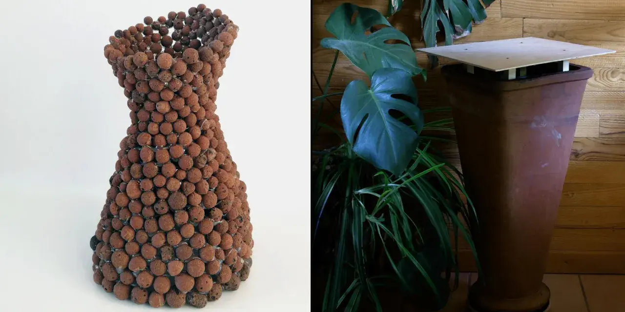 Escultura de arcilla con forma de jarrón, junto a una maceta de terracota con plantas, sugiriendo un sistema de enfriamiento adiabatico.