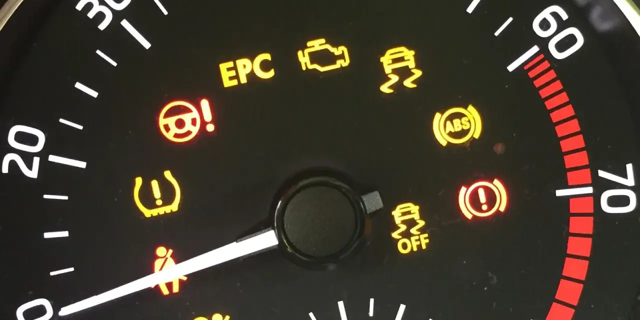 Armaturenbrett mit leuchtenden Warnleuchten: EPC, Motor, ESP, ABS, Bremsen, Airbag, Reifendruck, Lenkung. Die fiat kontrollleuchten bedeutung ist hier zu sehen.