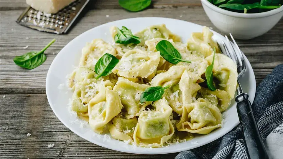 Najlepsze sosy do tortellini ze szpinakiem i ricottą, które zachwycą