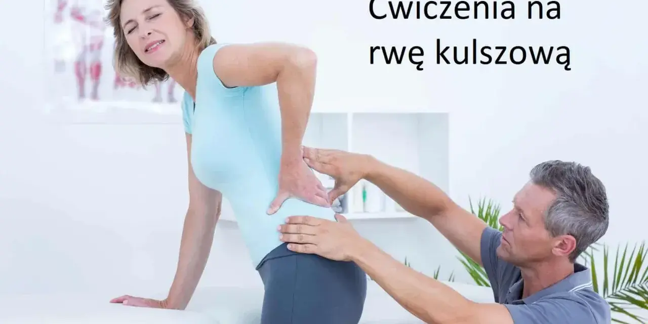 Fizjoterapeuta pomaga kobiecie z bólem w dolnej części pleców. Ćwiczenia na rwę kulszową mogą przynieść ulgę.