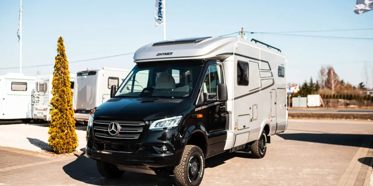 Czarny Mercedes Hymer, kamper gotowy na przygody.