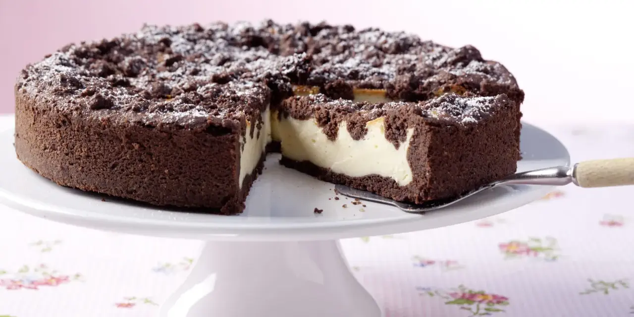 Schokoladen-Zupfkuchen mit cremiger Füllung, bestäubt mit Puderzucker. Ein köstliches Rezept für jeden Anlass.
