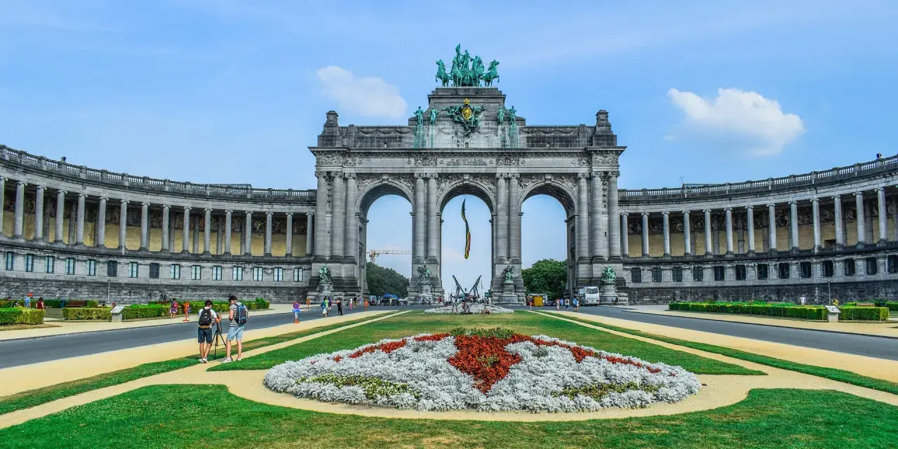 Łuk Triumfalny w Parku Cinquantenaire to imponujący widok, który warto zobaczyć w Brukseli.