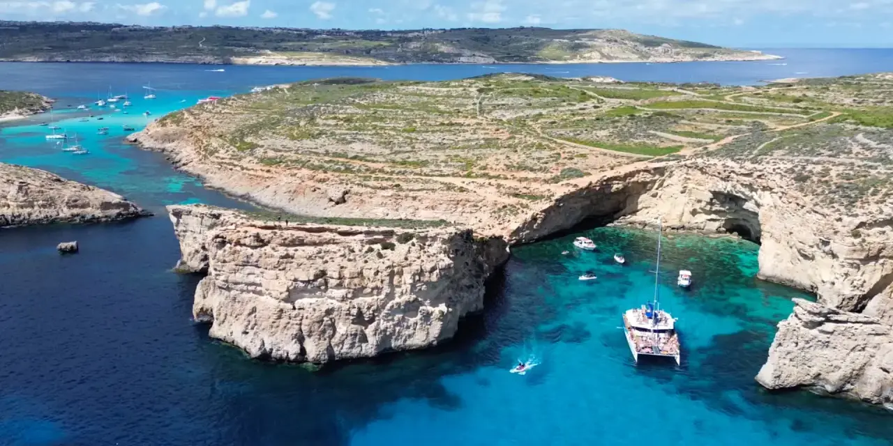 Malta, Błękitna Laguna. Luqa podziwia łodzie i turkusową wodę.
