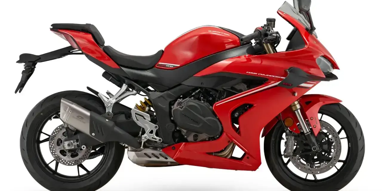 Czerwony, sportowy motocykl, jeden z chińskich motocykli, z czarnym siedzeniem i detalami.