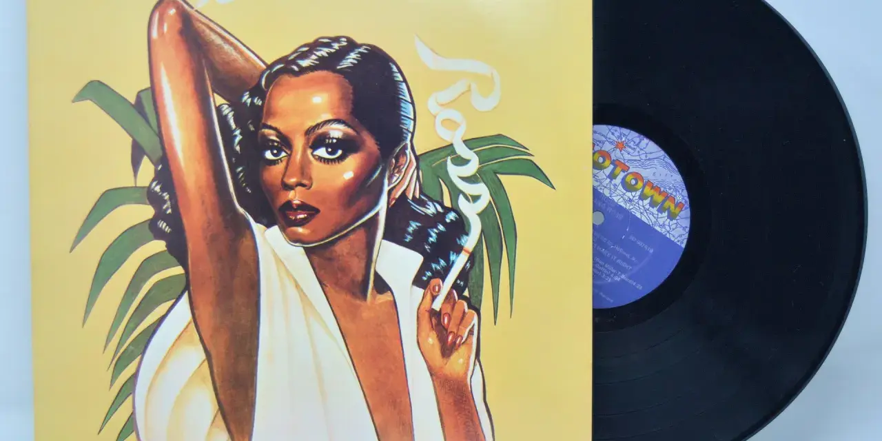 Diana Ross auf dem Cover ihres Albums "Diana". Eine Vinyl-Schallplatte liegt daneben.