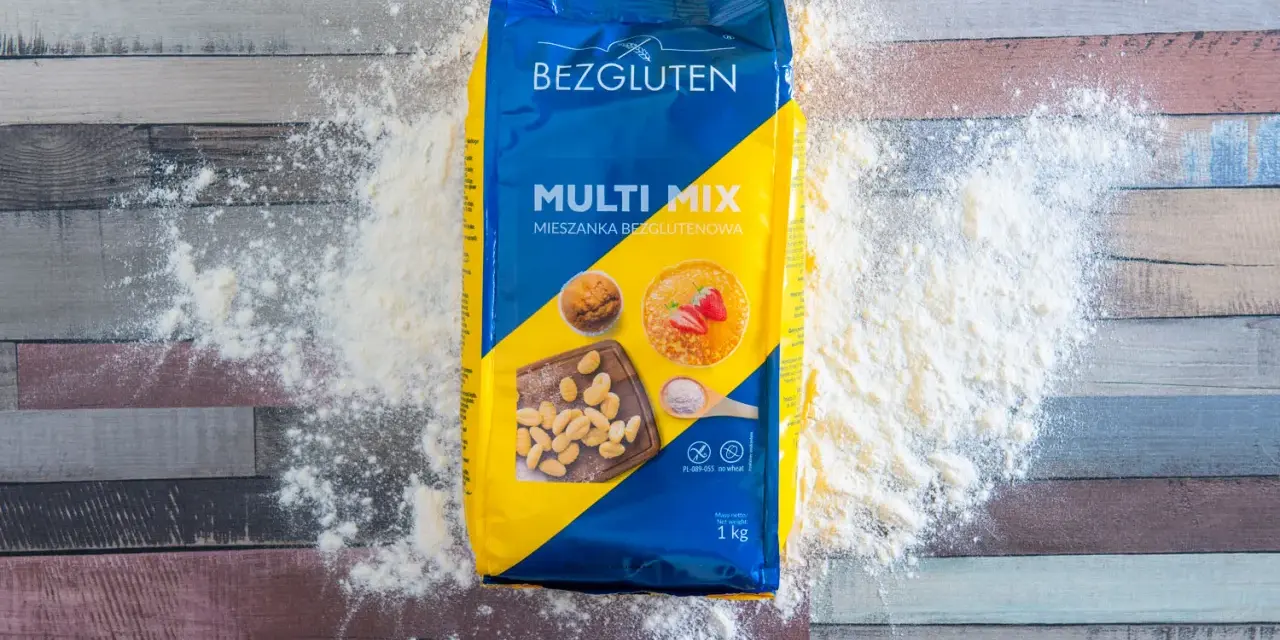 Opakowanie mąki Bezgluten Multi Mix, rozsypana mąka na drewnianym tle. To najzdrowsza mąka bezglutenowa do Twoich wypieków.