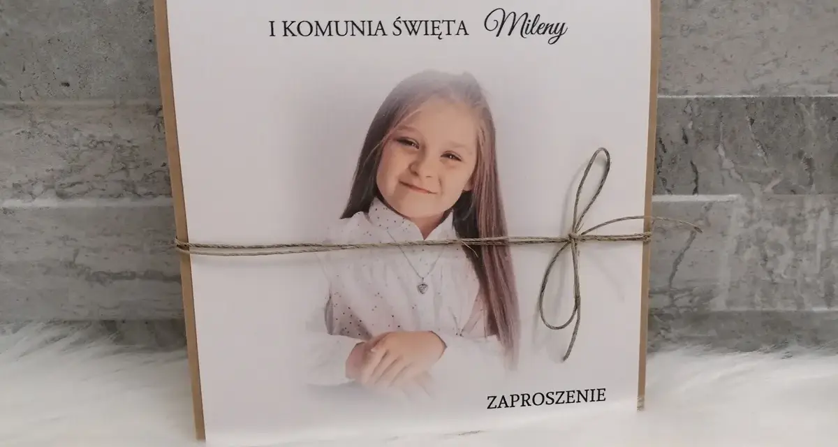 Komunia: Jak dziecko zaprosi gości? Pewność i etykieta.