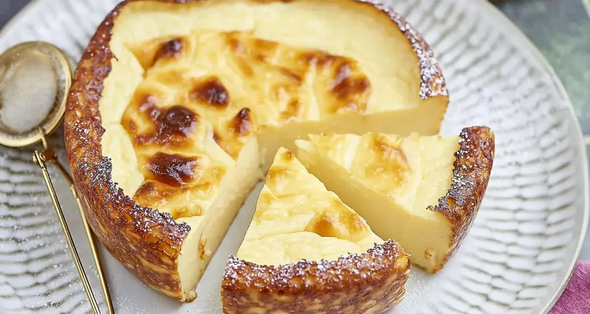 Un délicieux flan sans pâte, préparé avec une recette facile à la farine. Sa texture crémeuse et sa croûte dorée invitent à la dégustation.