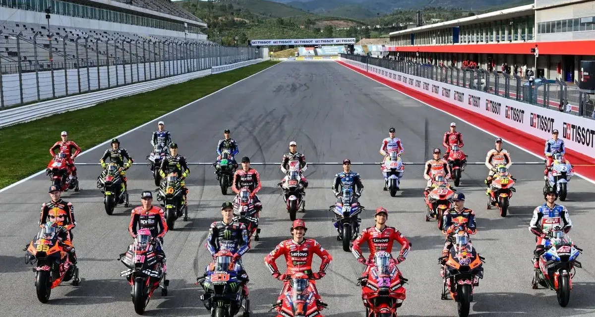 Pilotos de MotoGP posan con sus motos en la parrilla, listos para sumar puntos sprint.