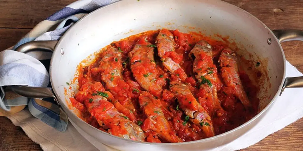Triglie alla livornese in padella, un classico saporito con pomodoro fresco e prezzemolo.