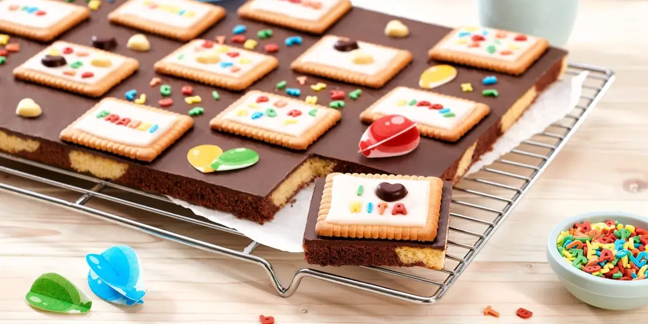 Bunte Kekse mit Namen, ideal zum Backen mit Kindern im Kindergarten. Ein süßer Spaß für kleine Bäcker!