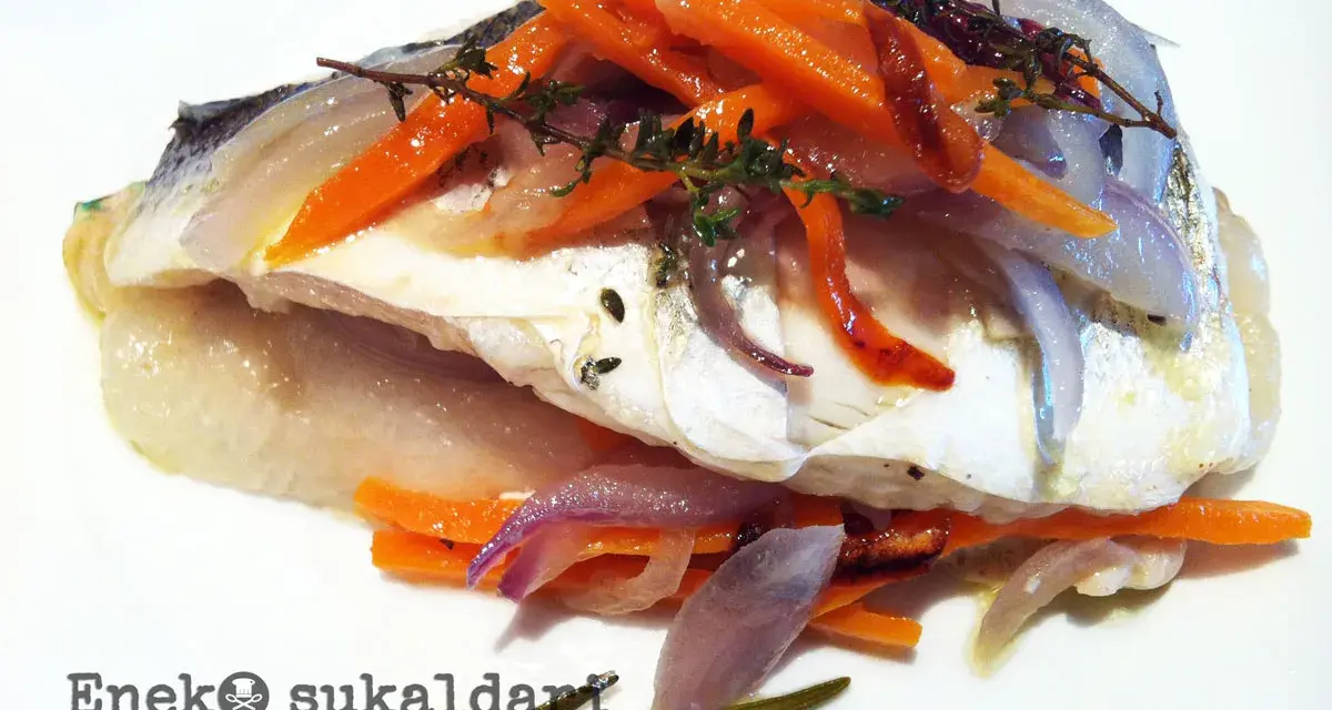 Lubina en papillote con zanahoria y cebolla morada, hierbas aromáticas y un toque de romero.