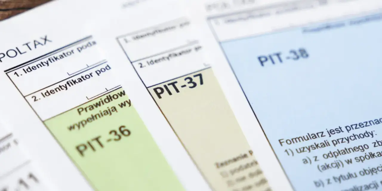 Zbliżenie na polskie formularze podatkowe PIT-36, PIT-37 i PIT-38.