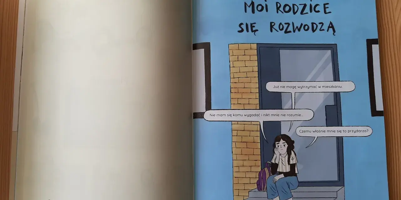 Ilustracja z książki o rozwodzie dla dzieci. Dziewczynka siedzi na schodach przed domem, czując się samotna i zagubiona.