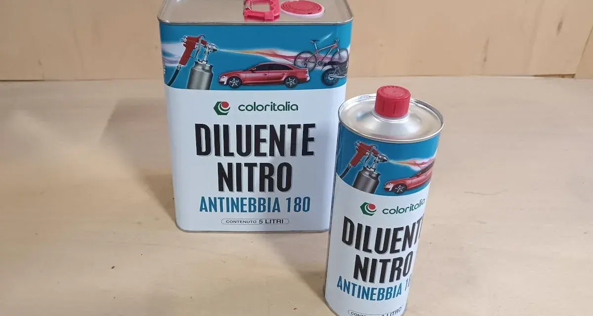 Due barattoli di diluente nitro Coloritalia, uno da 5 litri e uno da 1 litro, con grafica di auto e bici. La differenza tra diluente sintetico e nitro è nella composizione.
