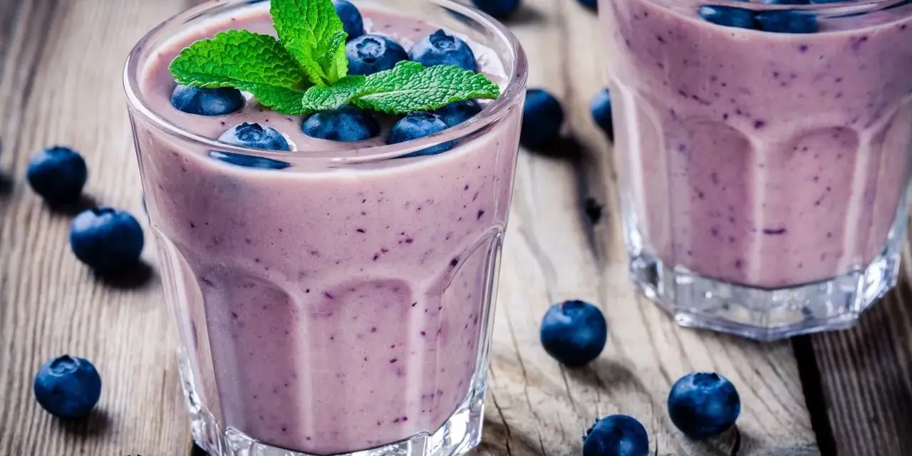 Pyszne smoothie z jagodami, idealne na dietę płynną. Przepisy na zdrowe napoje znajdziesz w sieci.