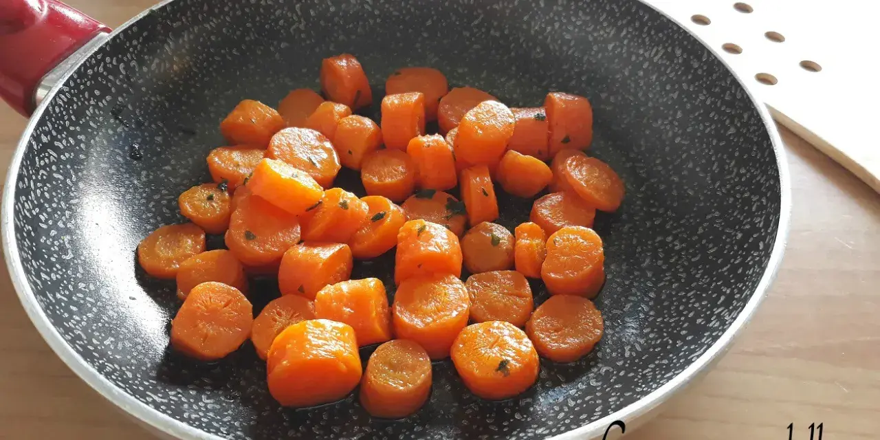 Carote in padella, tagliate a rondelle e cotte al punto giusto, con erbe aromatiche.