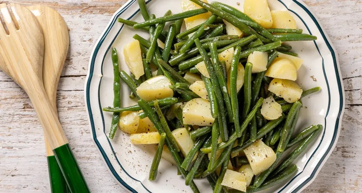 Insalata di patate lesse e fagiolini verdi, un'idea fresca e leggera per un contorno gustoso.