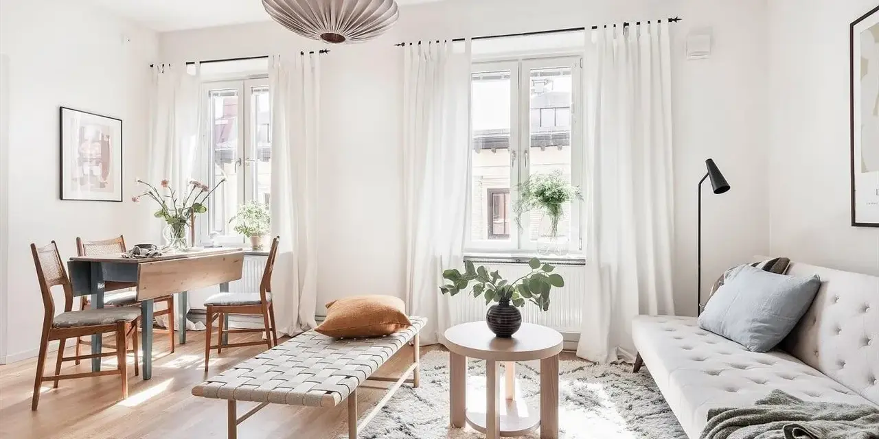Salones con alfombras acogedoras, un sofá, banco, mesa de comedor y luz natural inundan este espacio.