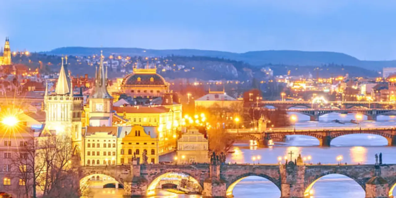 Prag bei Nacht: beleuchtete Brücken, Türme und die Moldau. Ein perfekter Ort, um zu entdecken, was man in Prag machen kann.