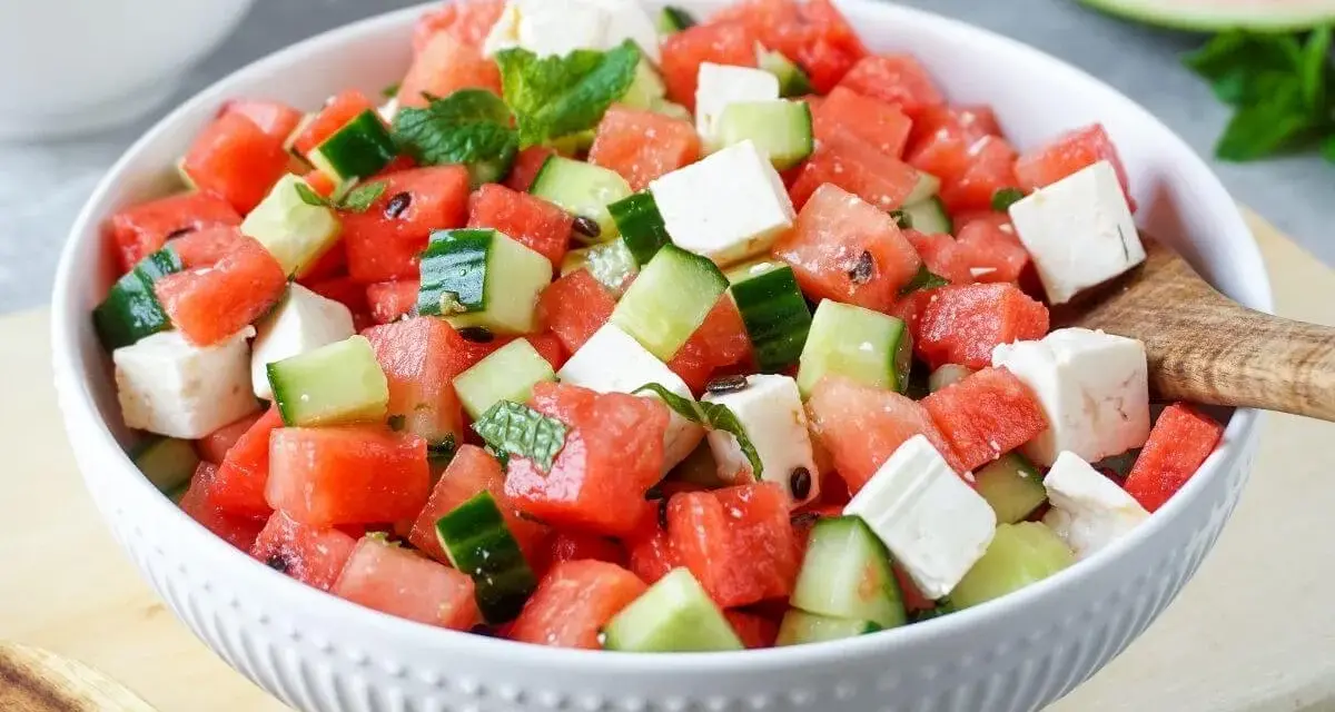 Erfrischender **Salat mit Melone**, Gurke und Feta. Perfekt für heiße Tage!
