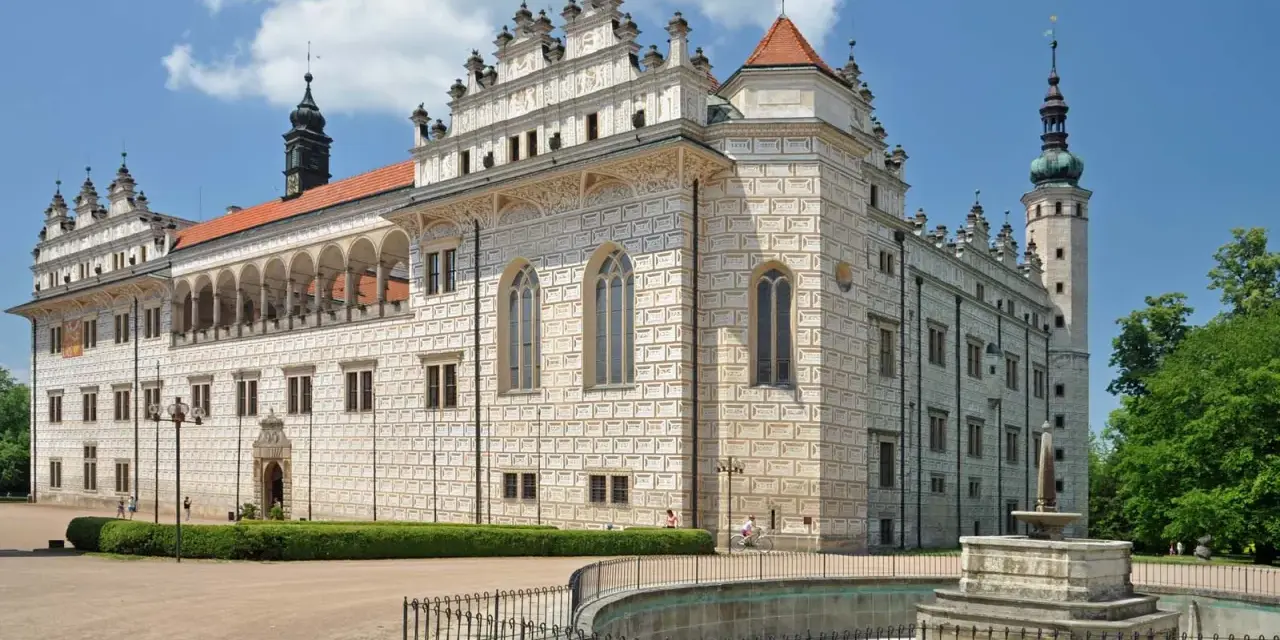 Zamek Litomyśl, perła renesansu, to fascynujące miejsce pełne ciekawostek o Czechach. Jego unikalna fasada zdobiona sgraffito zachwyca.