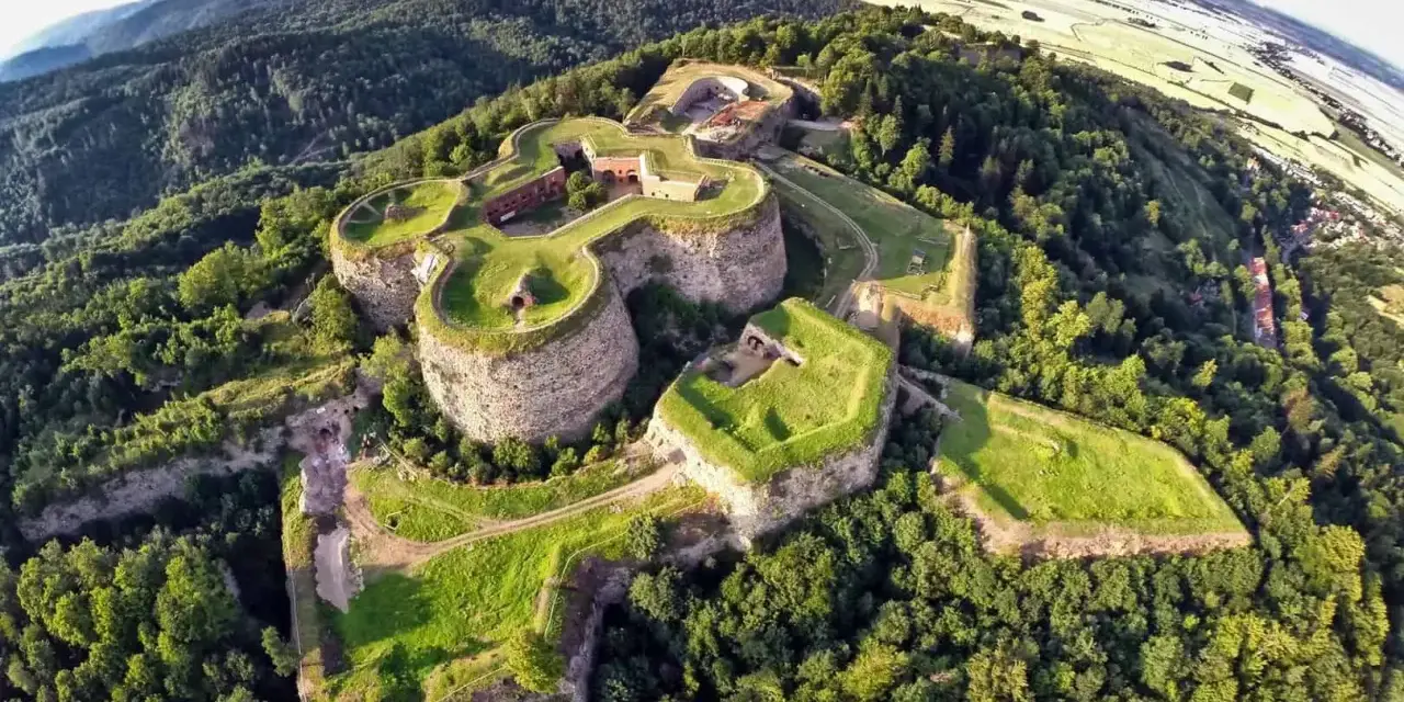 Imponujący fort na wzgórzu, otoczony lasami, to perła Dolnego Śląska.