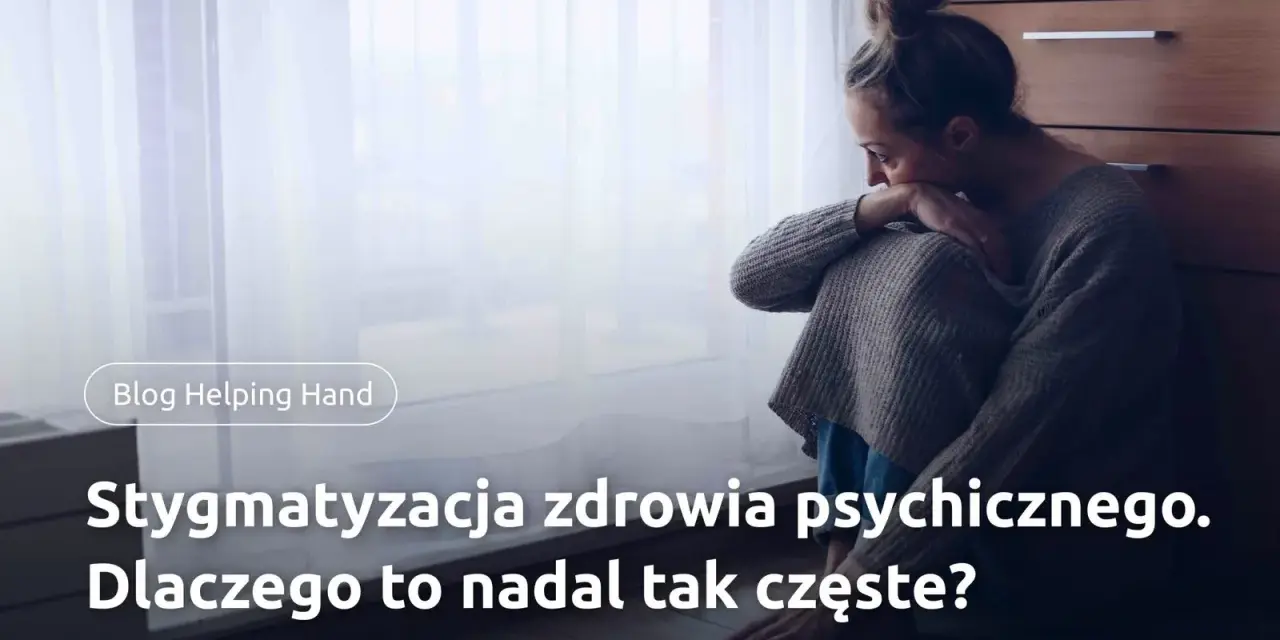 Smutna kobieta siedzi przy oknie. Stygmatyzacja zdrowia psychicznego to wciąż problem.