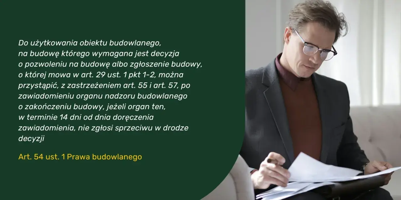 Mężczyzna w okularach analizuje dokumenty dotyczące pozwolenia na użytkowanie obiektu budowlanego.