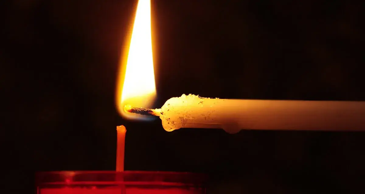 Eine Kerze wird entzündet, ein Licht für die Erinnerung zum Totensonntag.