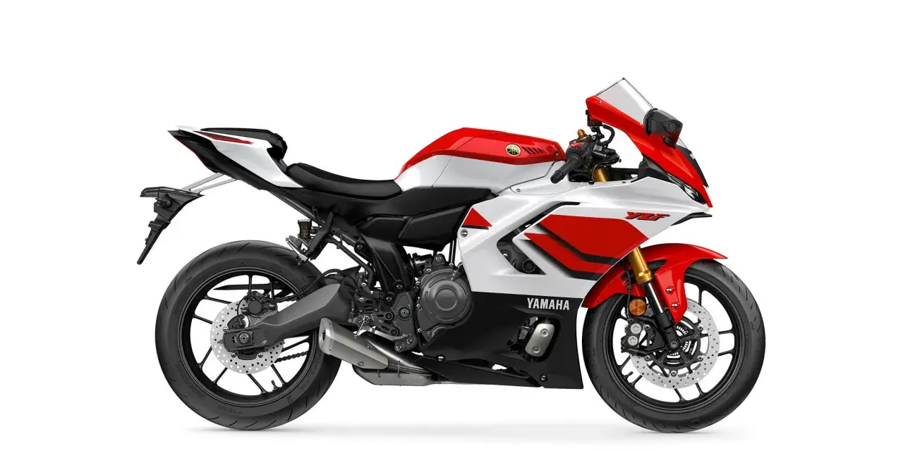 Sportowy motocykl Yamaha R7 w biało-czerwonej kolorystyce. Szczegółowe yamaha r7 dane techniczne dostępne online.